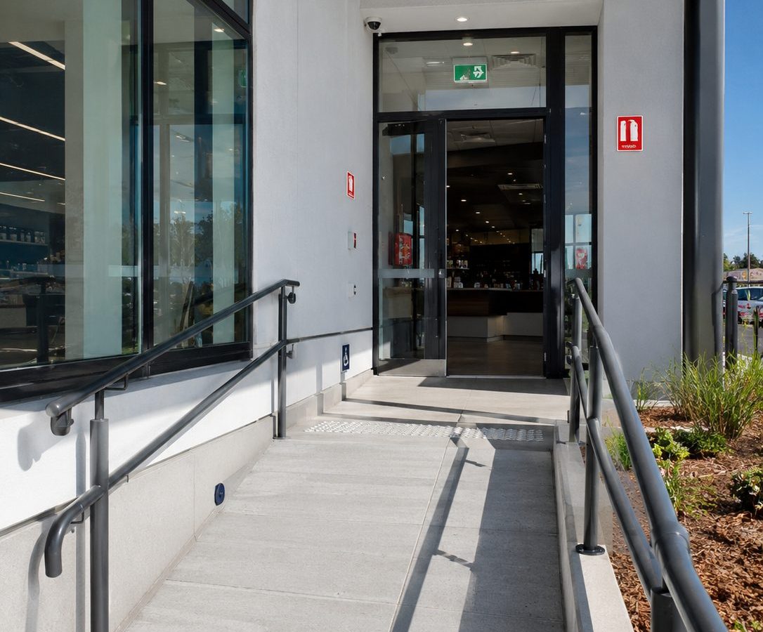 Rampe d'acces PMR et signaletique de securite dans un etablissement recevant du public