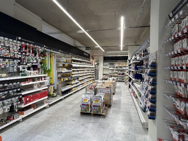 Rayon droguerie et bricolage amenage dans le magasin Weldom a Bordeaux