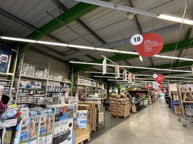Allee de rayonnages du magasin Monsieur Bricolage a Libourne apres renovation