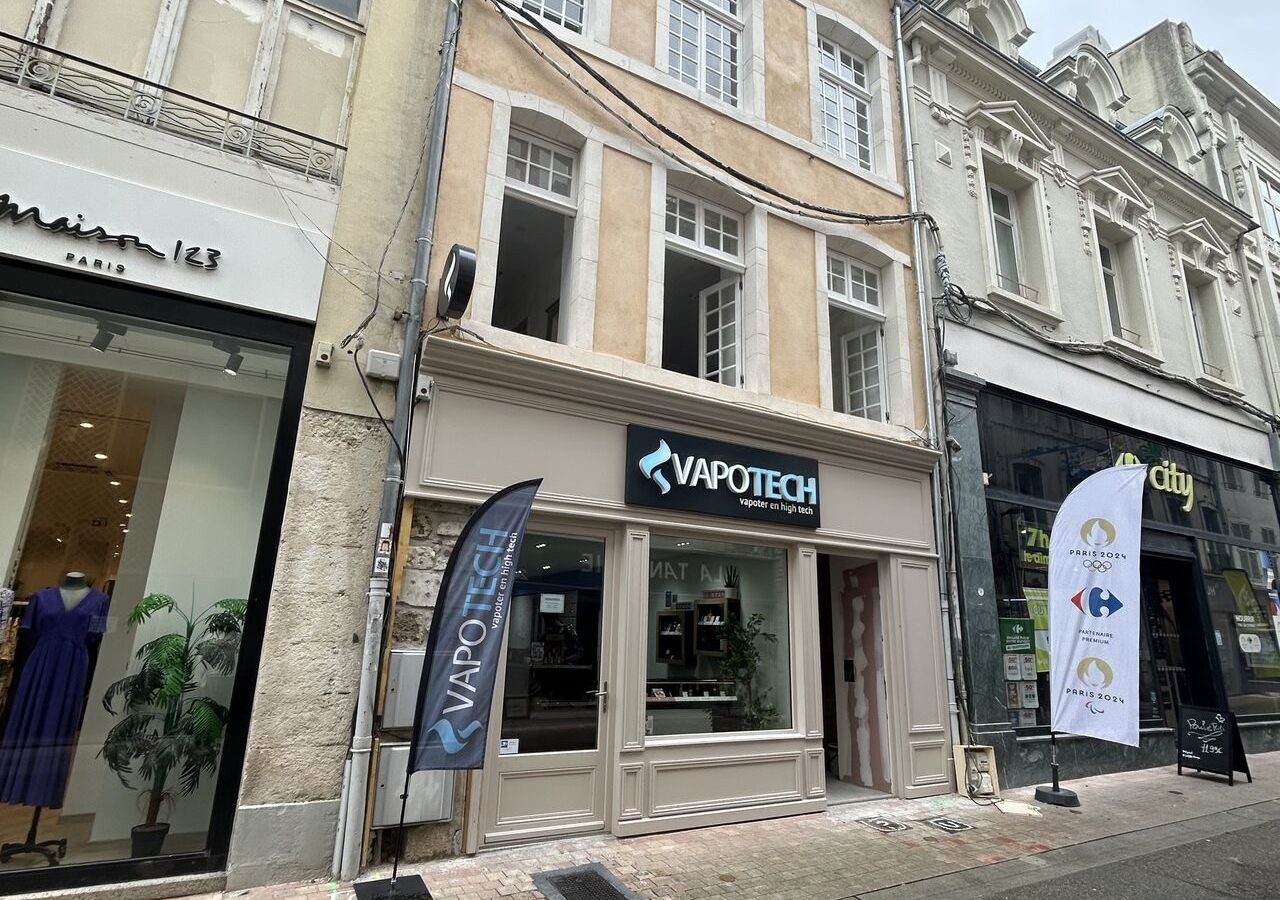 Facade de la boutique Vapotech a Dax amenagee par APTA Concept