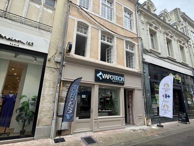 Facade de la boutique Vapotech a Dax amenagee par APTA Concept