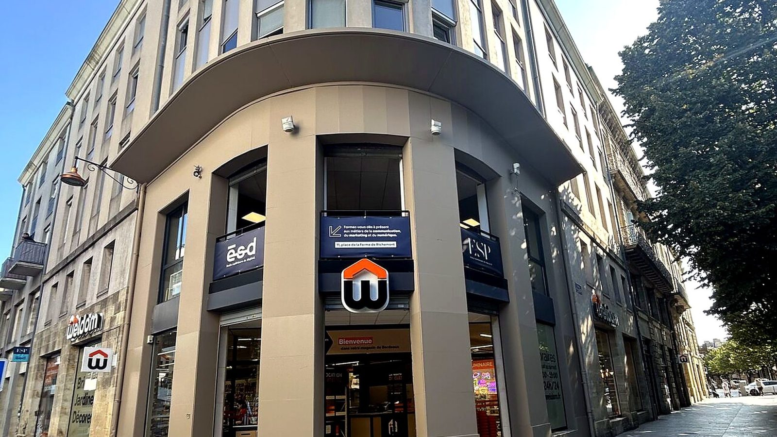 Facade du magasin Weldom a Bordeaux amenage par APTA Concept