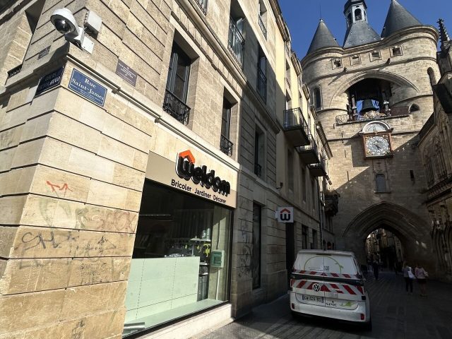 Facade du magasin Weldom rue Saint-James pres du Cours Victor Hugo a Bordeaux