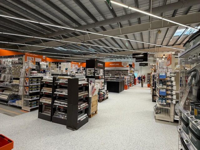 Allée du rayon droguerie et quincaillerie du magasin Weldom de Libourne